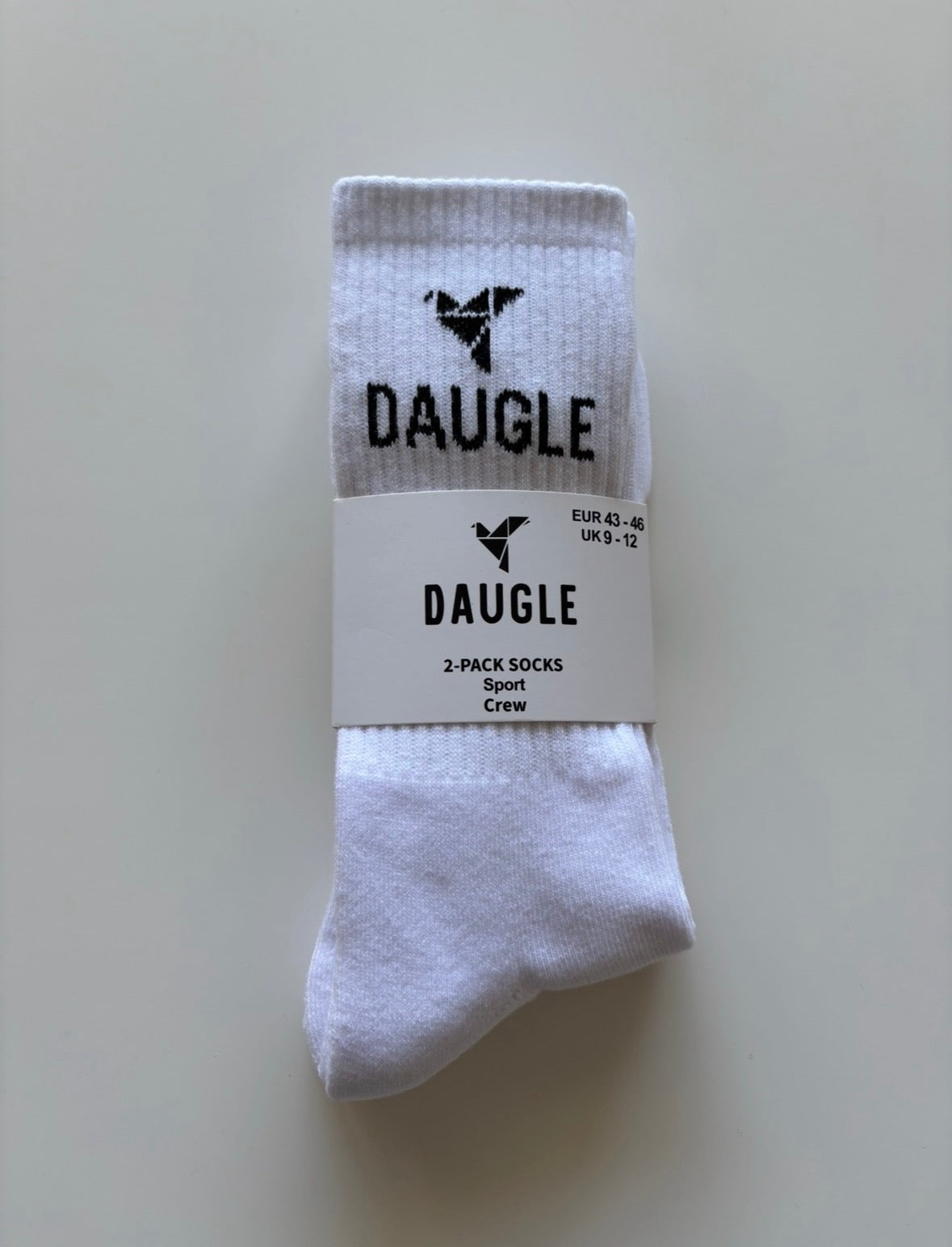 جوارب DAUGLE الرياضية البيضاء القصيرة | للتدريب الرياضي | مطبوع عليها شعار | عبوة من قطعتين