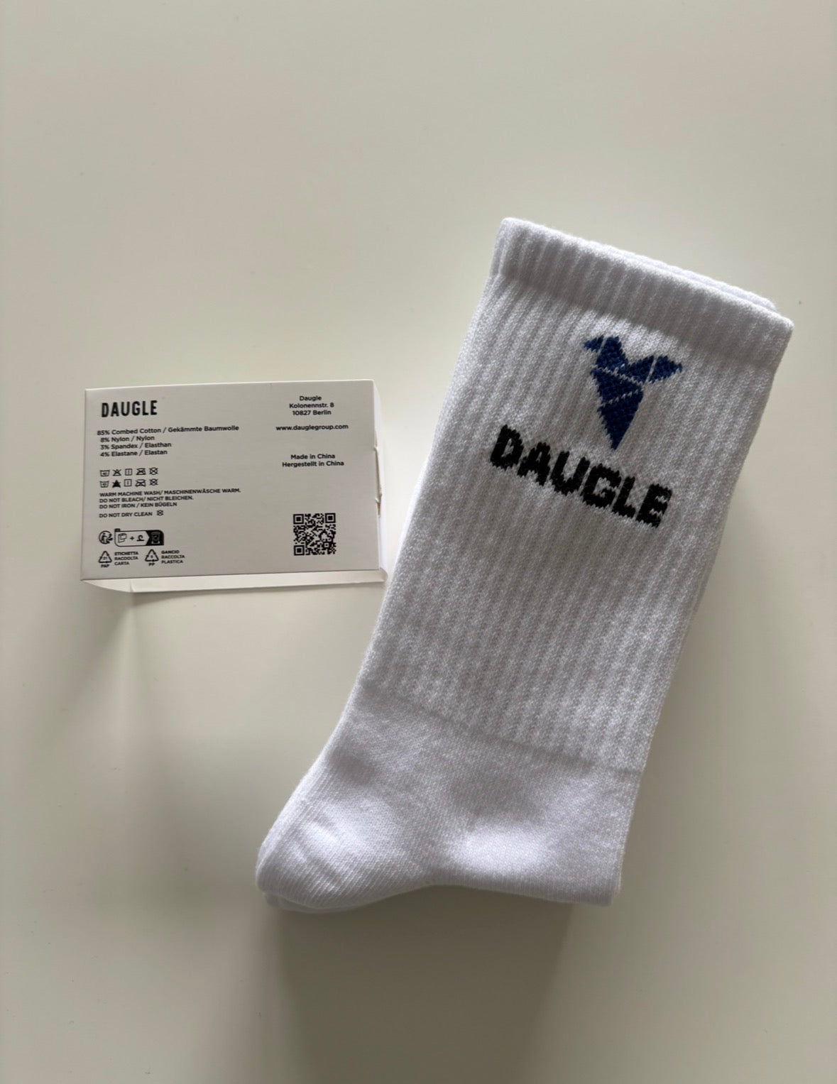جوارب DAUGLE بيضاء من مزيج القطن، بطول 3 أزواج، مصنوعة من القطن المخلوط، مزودة بشعار، قابلة للتهوية، مرنة، بتصميم رياضي، مناسبة للارتداء اليومي.